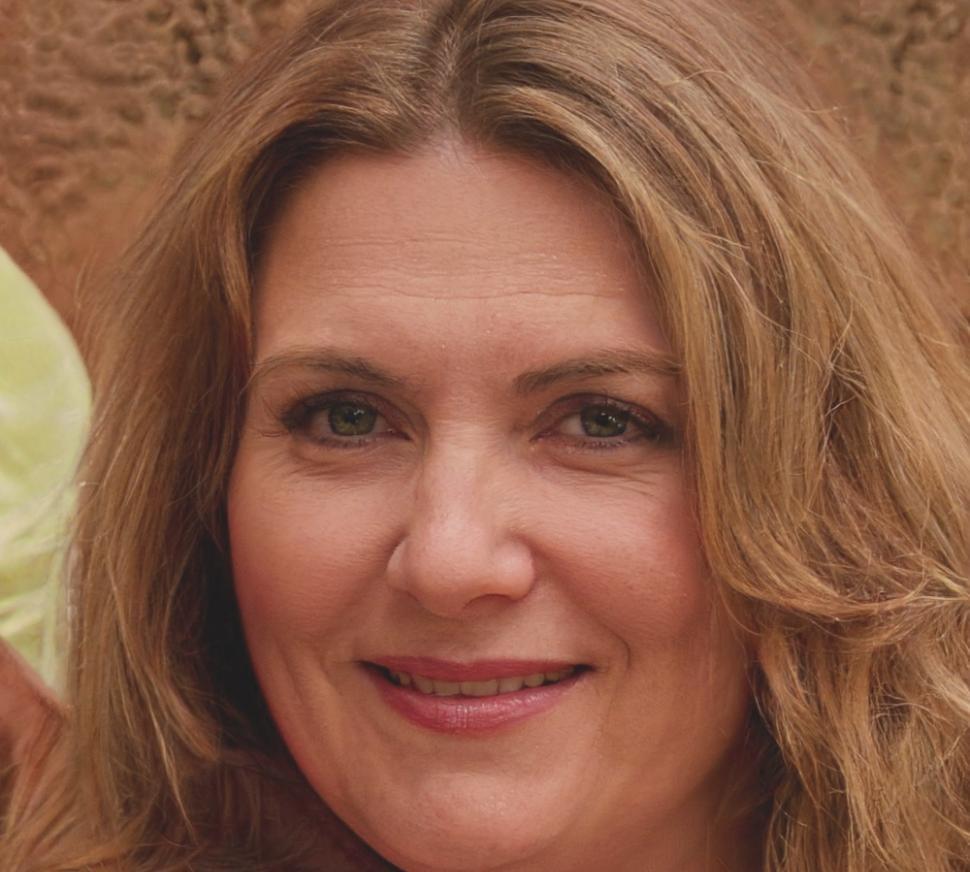 Esperanza Ruiz, Consultora Senior